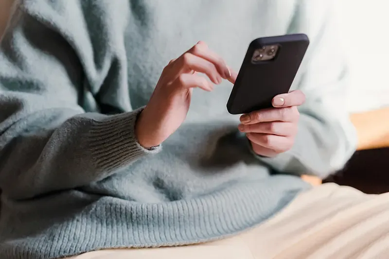 Håndverker sender SMS til kunden for tilbakemelding